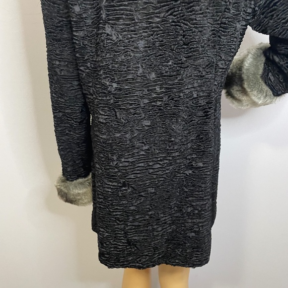 Vintage elegant faux sheepskin and fur collared sleeved black mid length coat! - Picture 8 of 9